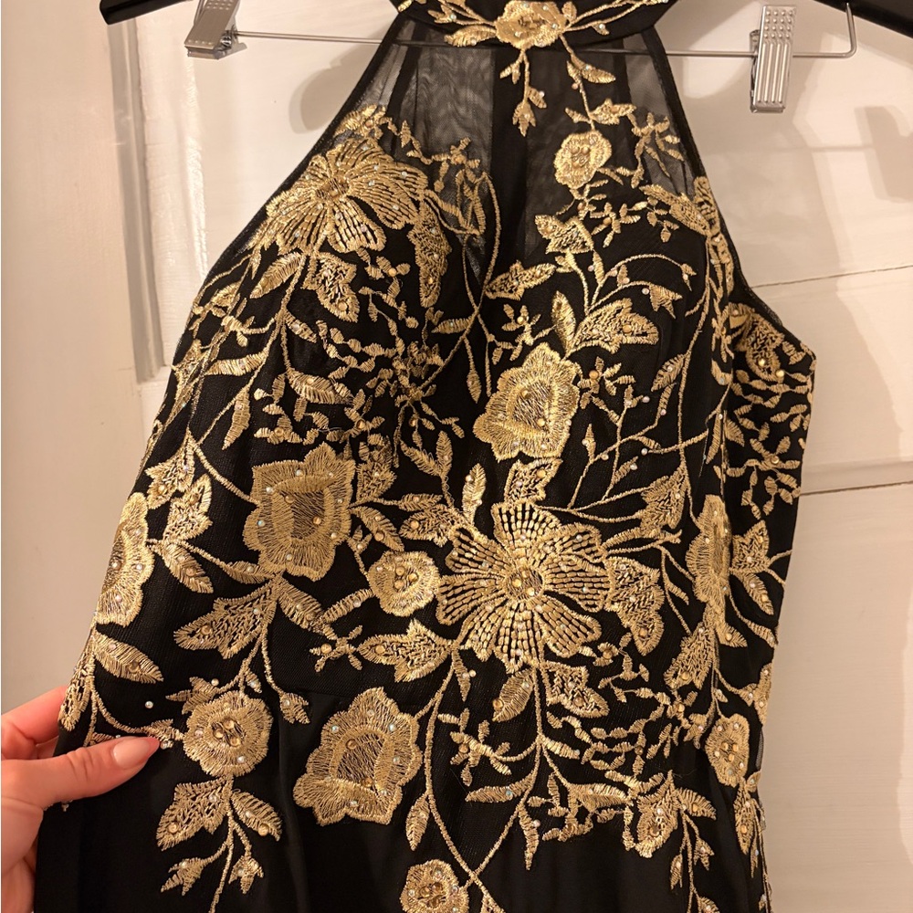 Betsy and Adam Petite Sleeveless Floral-Appliqué Illusion black Gown - Picture 4 of 6